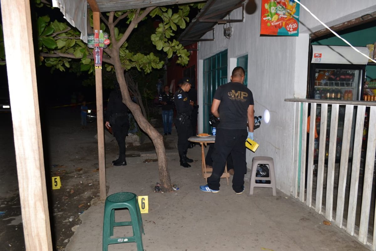 Autoridades investigan la muerte de Sergio Vinicio Hernández Pérez, de 33 años, quien fue baleado en un local de Zacapa. (Foto Prensa Libre: Mario Morales)