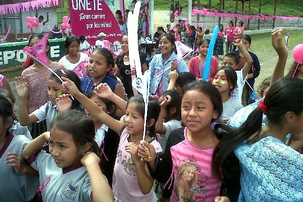Un grupo de niñas participa en actividad, en el  estadio de San Pedro Carchá, Alta Verapaz.
