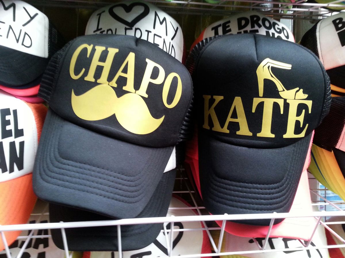 Gorras alusivas al Chapo Guzmán y Kate del Castillo se venden en México. (Foto Prensa Libre: EFE).