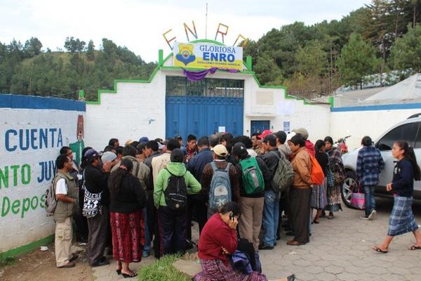 Grupos de padres de familia y autoridades de establecimiento educativo de Totonicapán llegan a un acuerdo. (Foto Prensa Libre: Édgar Domínguez)<br _mce_bogus="1"/>