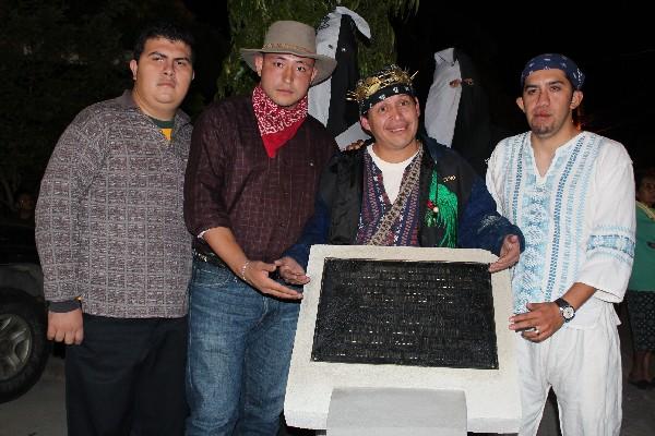 Familiares, amigos y representantes de la comuna develan  plaqueta dedicada a Pinto.
