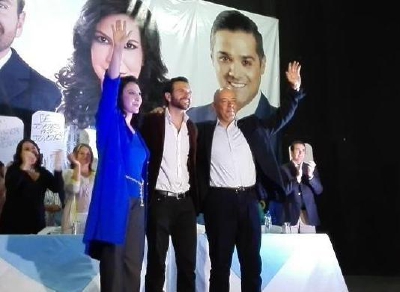 Luis Enrique Cruz, al centro, es proclamado por Zury Ríos y Cronwell Cuestas. (Foto Prensa Libre: Joel Suncar)