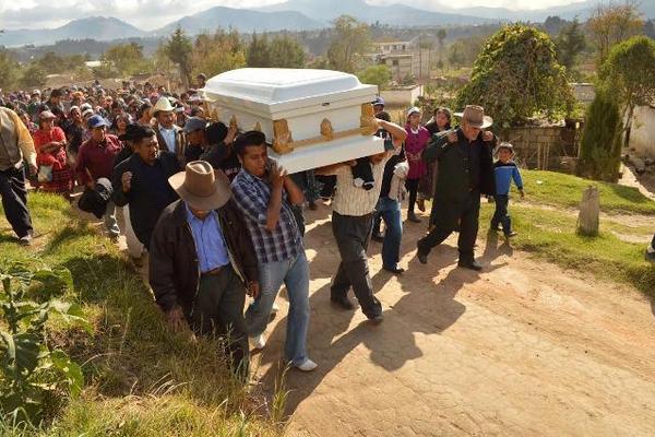 Vecinos cargan  ataúd con el cuerpo de  Alberto Saquic Chay. (Foto Prensa Libre: Édgar Domínguez)