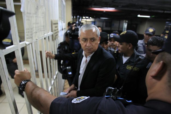 Otto Pérez Molina llega por tercer día consecutivo a la Sala de Mayor Riesgo B. (Foto Prensa Libre: Estuardo Paredes)