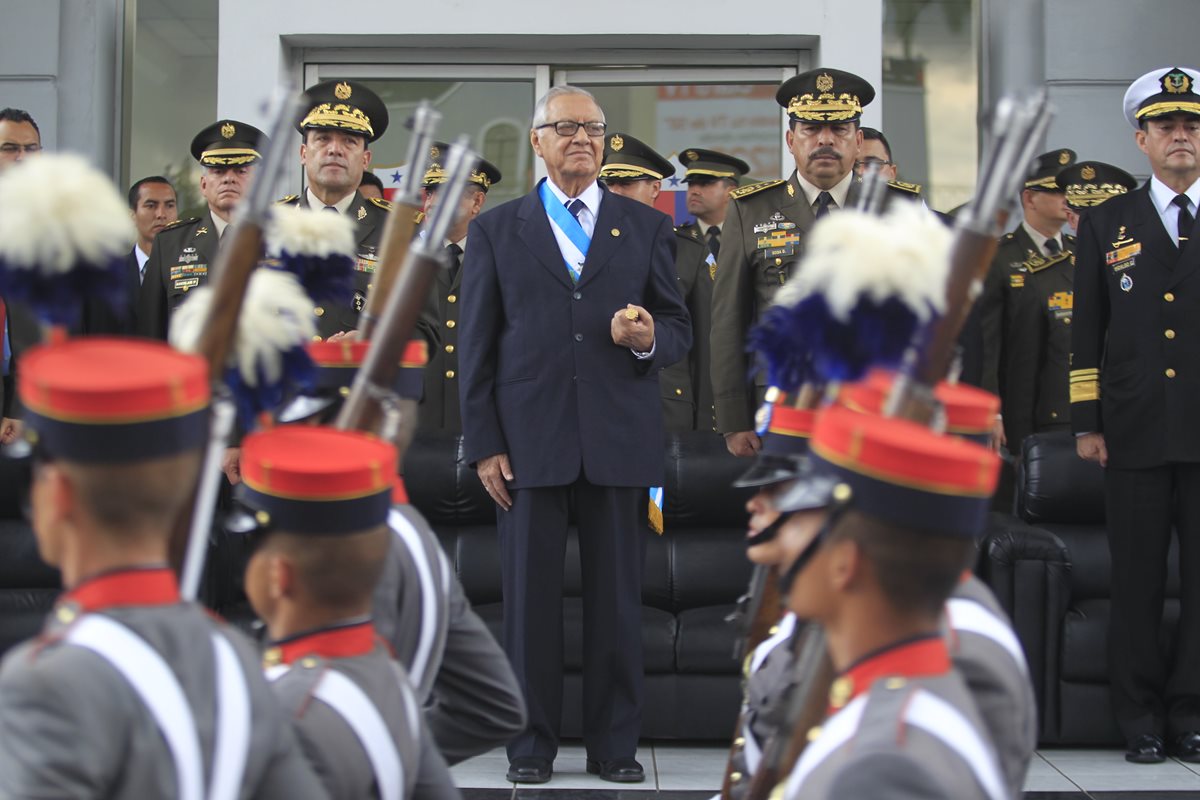 Desfile de honor saludó al presidente Alejandro Maldonado. (Foto Prensa Libre: Edwin Bercián)