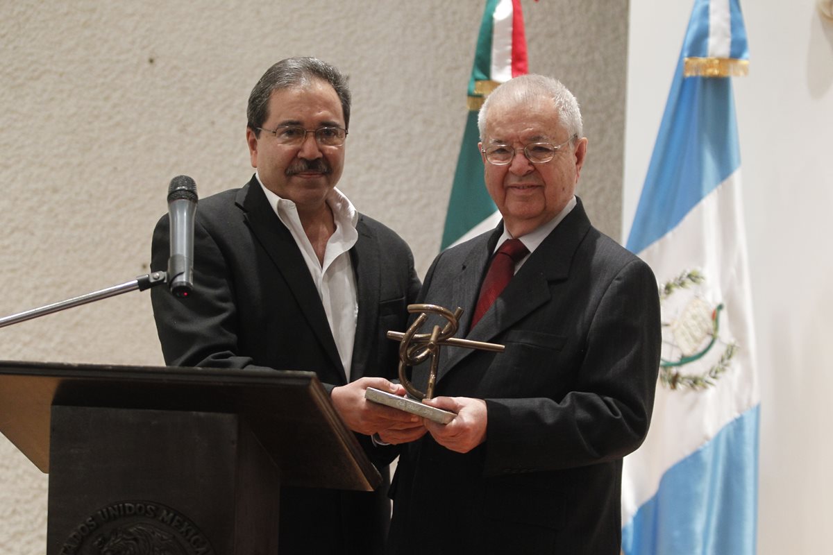 Jorge Palmieri (derecha) durante un homenaje en la Embajada de México en Guatemala, en 2012 (Foto: Hemeroteca PL).