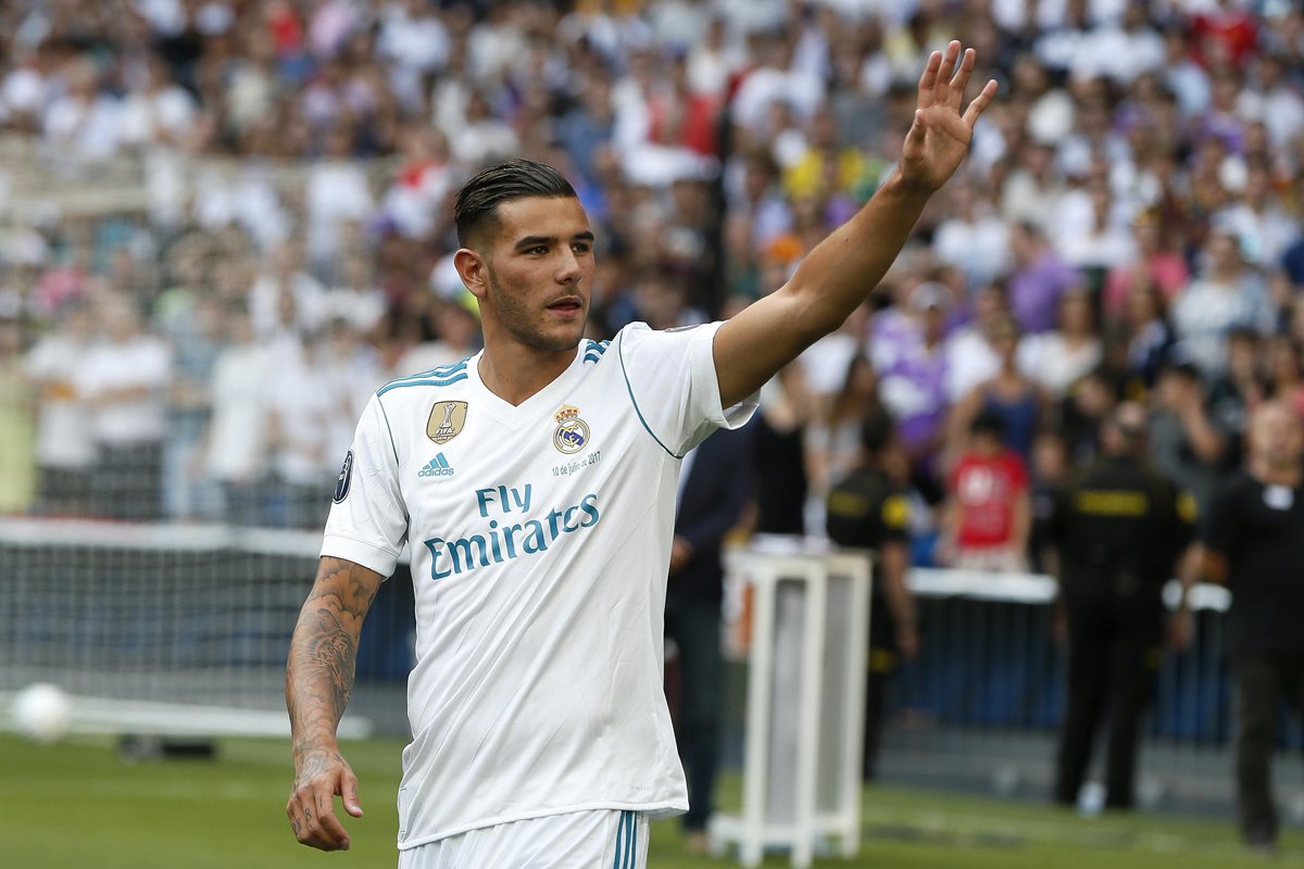 Theo Hernández saluda a la afición del Real Madrid que acudió a su presentación. (Foto Prensa Libre: EFE)