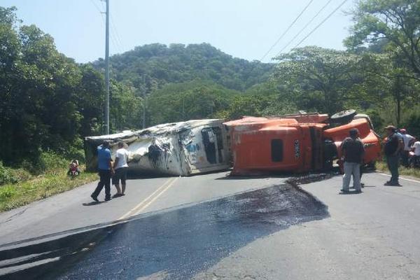 Un accidente entre tres camiones, uno de ellos un camión cisterna, se  produjo este sábado en el kilómetro 45 de la antigua carretera  Palín-Escuintla.