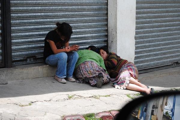 mUCHAS PERSONAS duermen en las calles,  tras haber ingerido licor.
