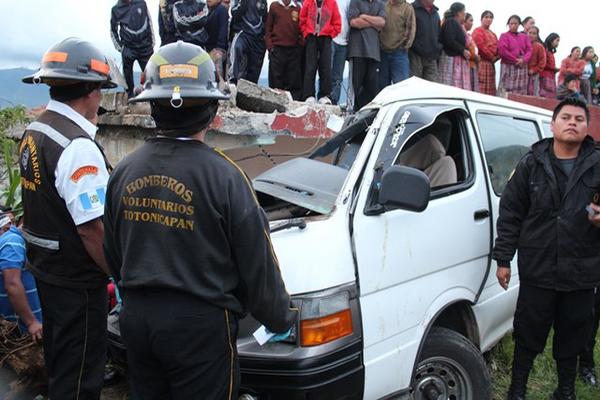 Un microbús se estrelló contra una vivienda en el cantón Coxon, en la cabecera de Totonicapán. El conductor y el copiloto eran menores de edad pero no fueron identificados. (Foto Prensa Libre: Edgar Domínguez)<br _mce_bogus="1"/>