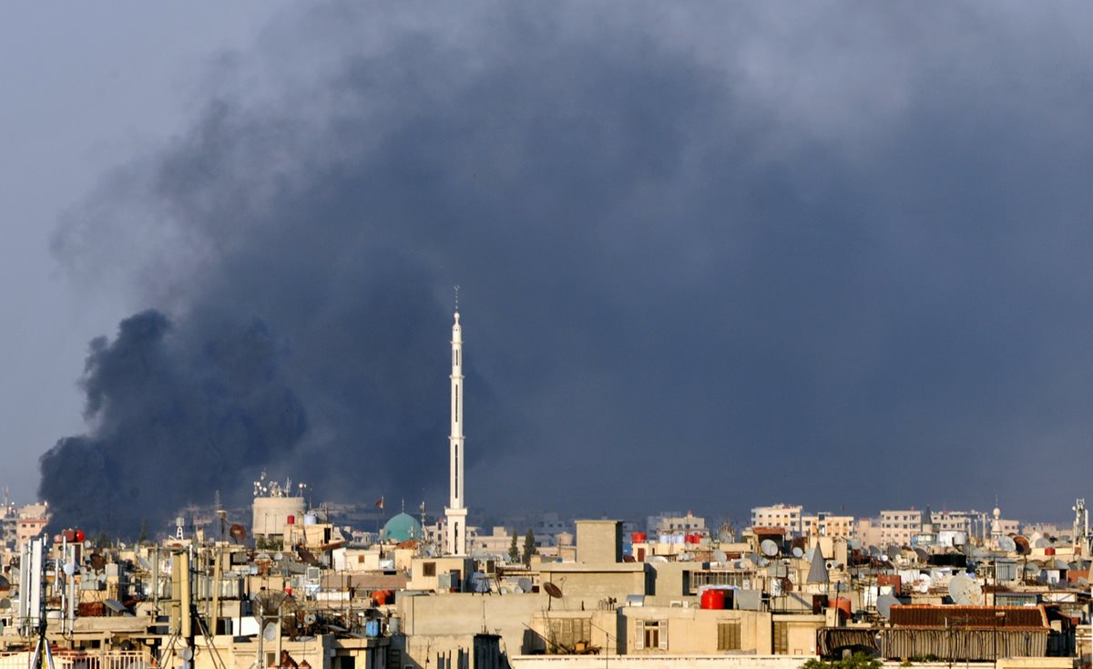 Humo se aprecia sobre la ciudad de Damasco, Siria, el 18 de julio de 2012, producto de una explosión en contra de un edificio. (Foto: AP)