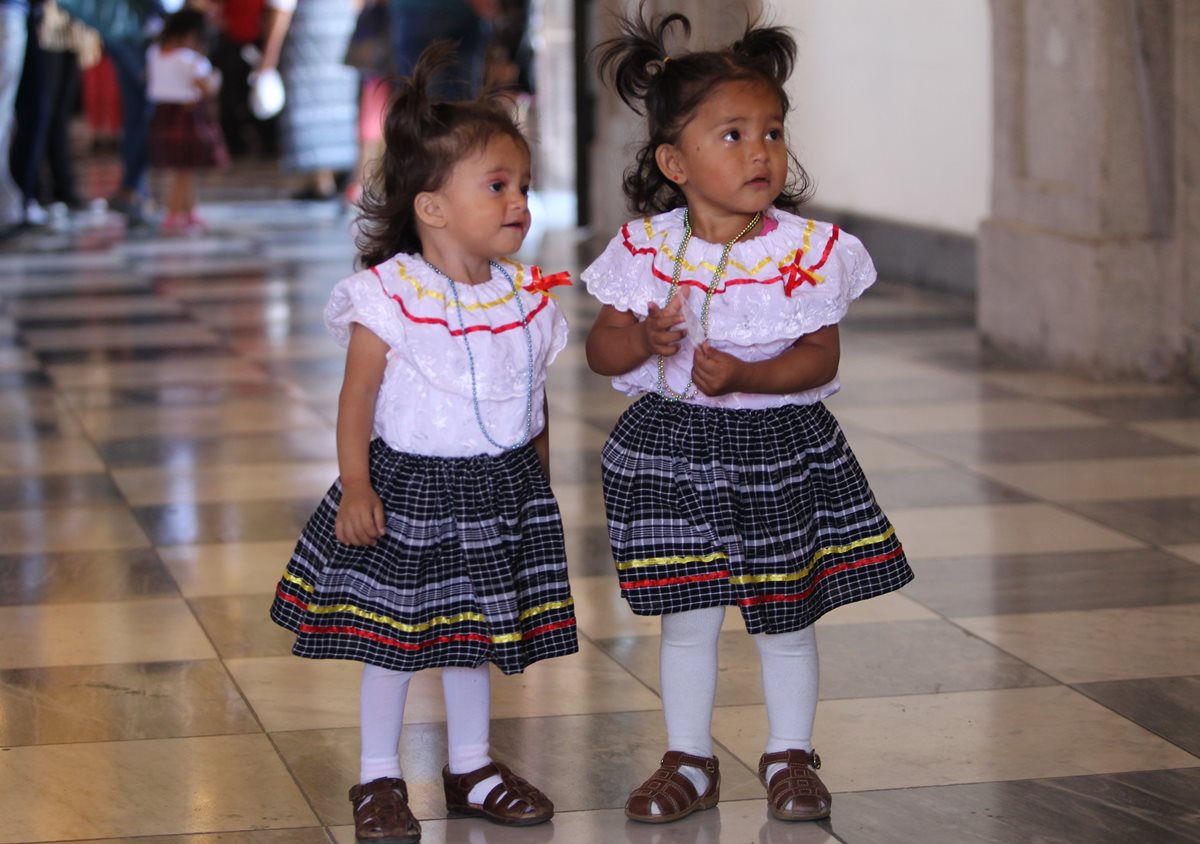 Las gemelas Oliva Beltrán son llevadas por su madre, cada año, a visitar el santuario de Guadalupe en la zona 1. (Foto Prensa Libre: Érick Ávila)