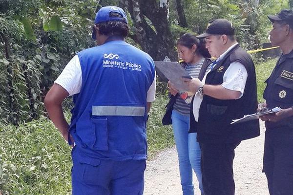 Autoridades reúnen evidencias en el lugar donde murió baleado Dionisio Xol, en Puerto Barrios. (Foto Prensa Libre: Edwin Perdomo)
