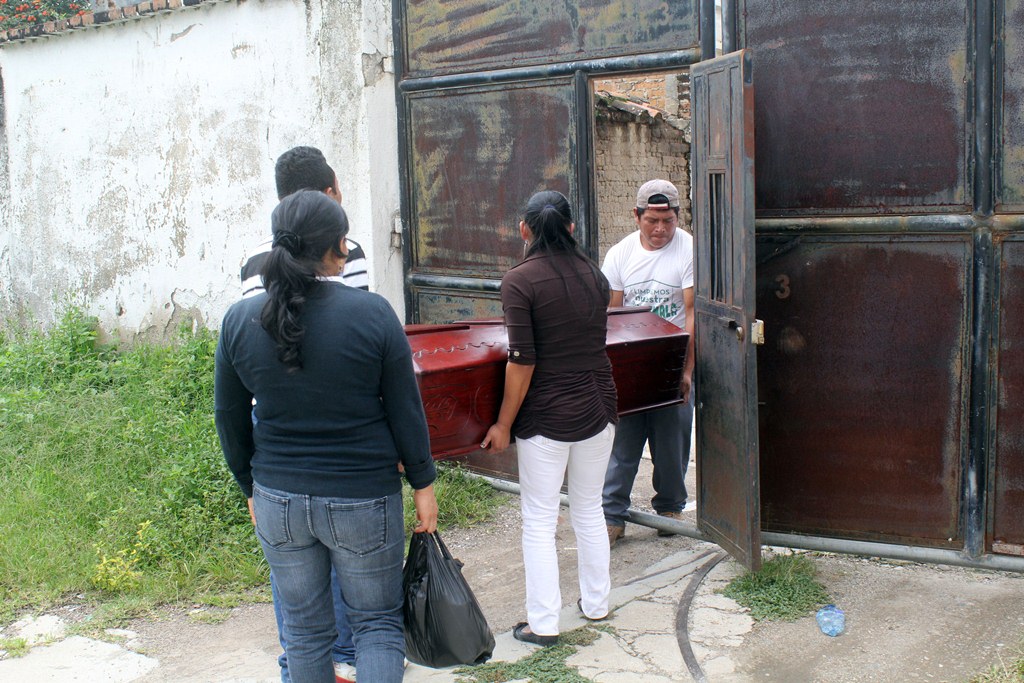 Familiares y empleados de una funeraria retiran el cadáver de la menor de la morgue de Jalapa. (Foto Prensa Libre: Hugo Oliva)