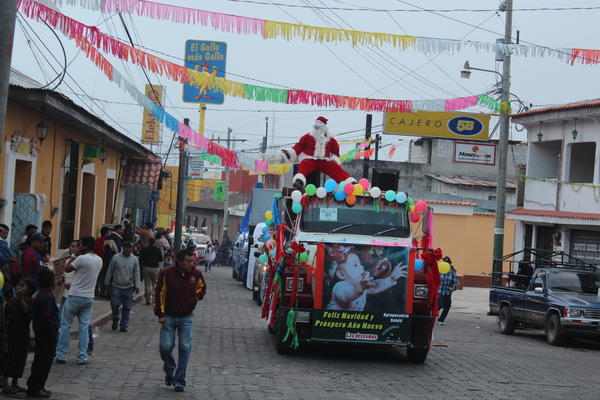 Una carroza con  Santa Claus reccorre  una  de las callles  de la ciudad  de Sololá (Foto Prensa Libre: Édgar Sáenz). <br _mce_bogus="1"/>