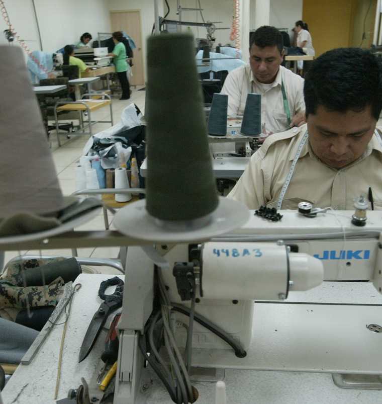 Personal militar trabajando en la confección de uniformes. (Foto Prensa Libre: Hemeroteca PL)