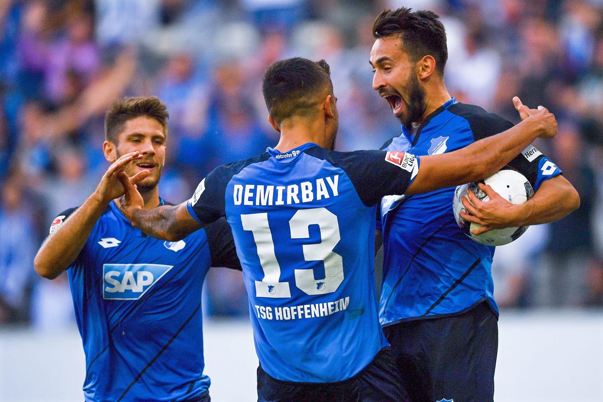 Lukas Rupp (derecha)festeja con sus compañeros luego de anotar un gol para el Hoffenheim. (Foto Prensa Libre: EFE).