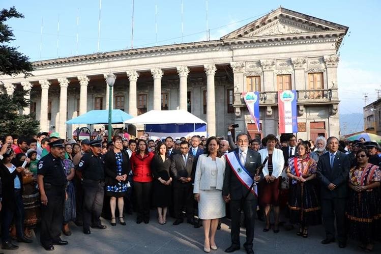 Analistas y ciudadanos de Quetzaltenango consideran que el Concejo presidido por el alcalde Luis Grijalva han sido infructuosos y ha perdido la credibilidad. (Foto Prensa Libre: Hemeroteca PL)