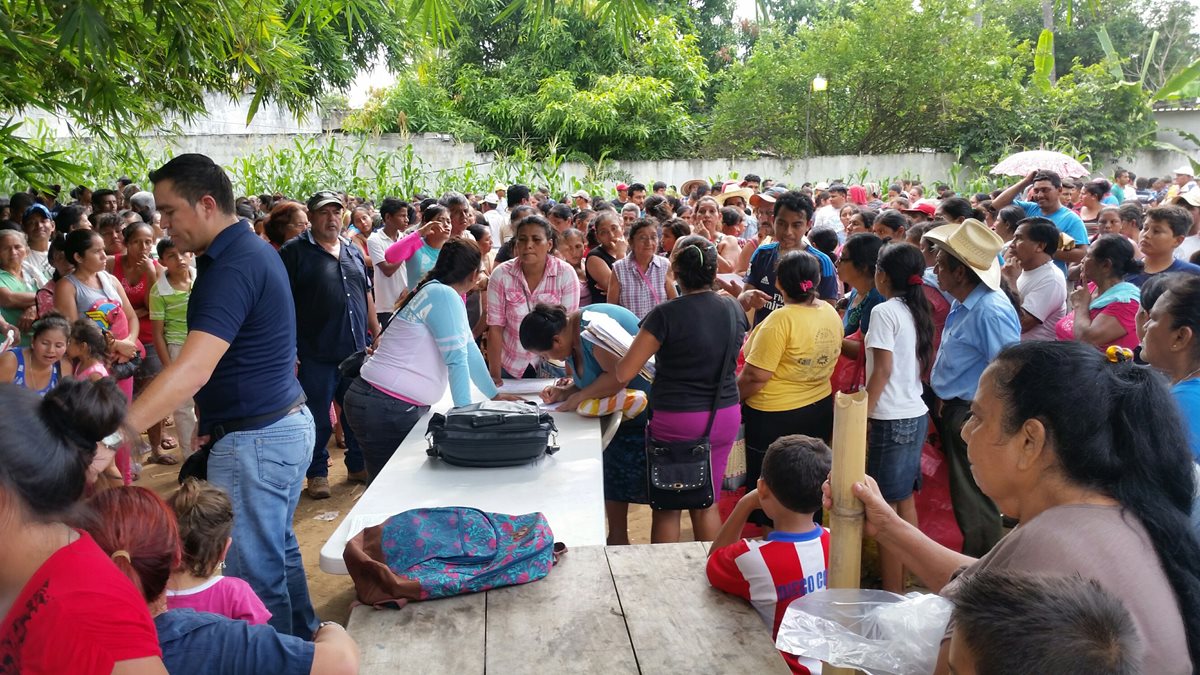Unas mil familias esperan a que representantes del Ministerio de Agricultura les entreguen las bolsas con víveres. (Foto Prensa Libre: Alaxánder Coyoy)