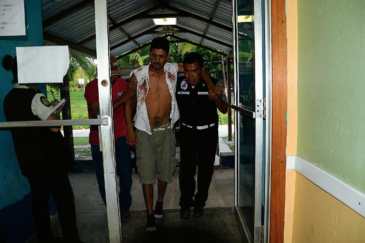 Celso Noel  López Pérez, de 36 años,  quien había sido secuestrado el viernes, es ingresado en el Hospital Nacional de Sayaxché, Petén, luego de fue encontrado con golpes entre matorrales. (Foto Prensa Libre: Rigoberto Escobar)