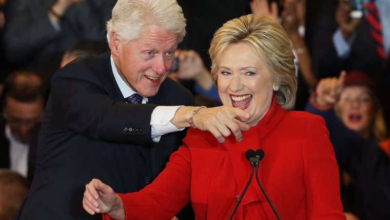 El expresidente de EE. UU., Bill Clinton, acompaña a su esposa, Hillary Clinton, en un reciente acto de campaña. (Foto Prensa Libre: AFP).