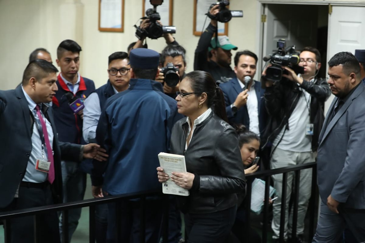 Roxana Baldetti se retira de la megasala luego de escuchar la condena. (Foto Prensa Libre: Esbin García)