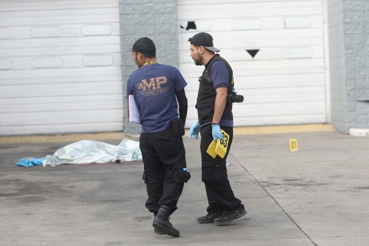 Agentes del MP buscan indicios del crimen en ruta a El Salvdor. (Foto Prensa Libre: Erick Avila)