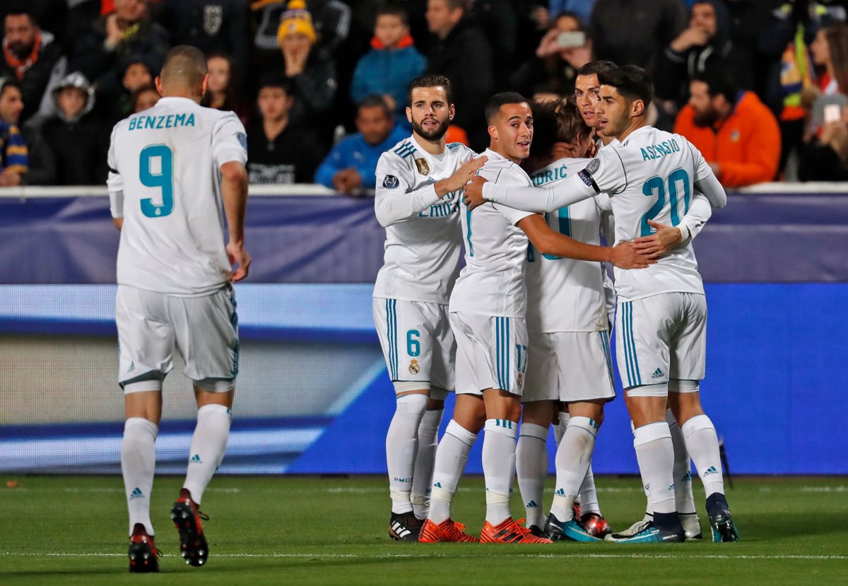 Los jugadores del Real Madrid celebran el gol anotado por Luka Modric.