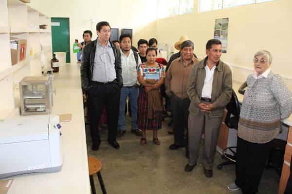 Margareth Dix  (derecha), científica de la UVG,  dirige  un recorrido por el laboratorio. (Foto Prensa Libre: Ángel Julajuj)