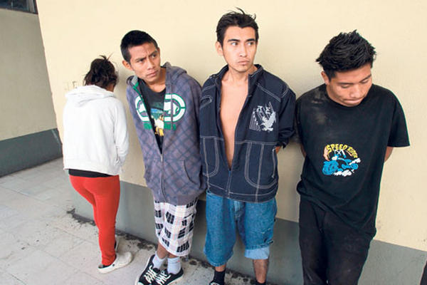Los cuatro detenidos por haber ultimado al taxista Josué Aguilar Hernández, en la colonia Ebenezer, zona 10 de Mixco.