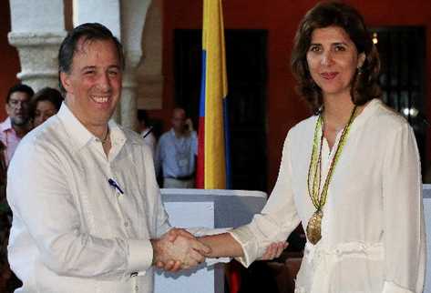 La canciller de Colombia, María Angela Holguín (derecha), junto a su homólogo de México, José Antonio Meade. (Foto Prensa Libre/EFE)