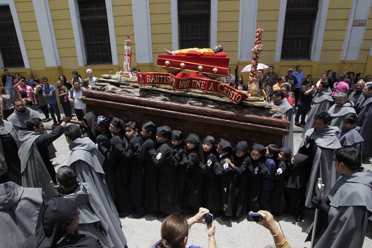 Procesión infantil del Santo Cristo Yacente del Templo El Calvario que sale el sábado santo. (Foto: Hemeroteca PL)