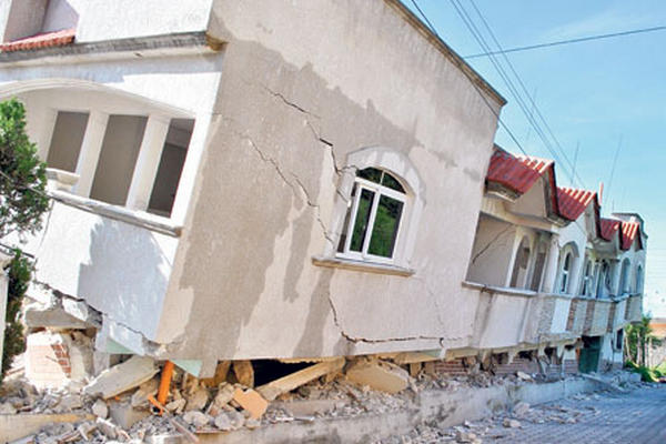 El sismo  del 7 de julio causó que centenares de personas perdieran su hogar. (Foto: Prensa Libre)