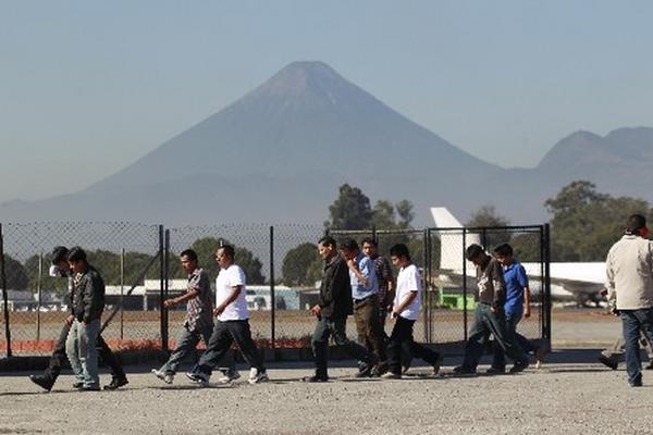 Más de 50 mil guatemaltecos fueron deportados de EE.UU., en el 2013. (Foto Prensa Libre: Archivo)