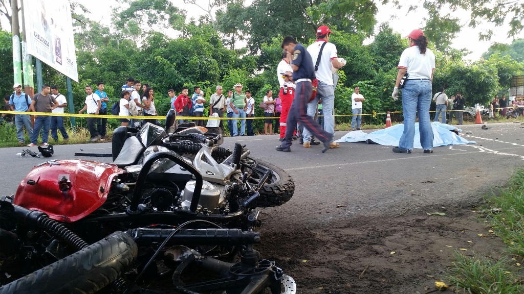 Dos jóvenes murieron al haber sido arrollados cuando se conducían en motocicleta. (Foto Prensa Libre: Alexánder Coyoy)