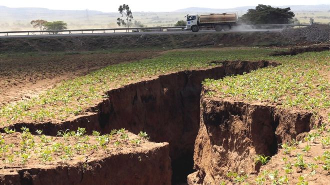 La carretera que une Narok con Nairobi fue atravesada por la grieta que se abrió el mes pasado en el suroeste de Kenia. REUTERS