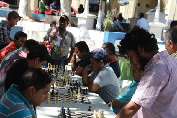 Ajedrecistas participan en torneo organizad al aire libre en la cabera de Jutiapa. (Foto Prensa Libre: Óscar González)<br _mce_bogus="1"/>