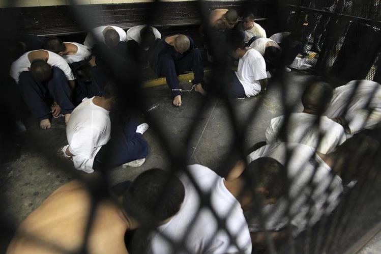 Pandilleros son trasladados a los tribunales para enfrentar procesos penales. (Foto HemerotecaPL)