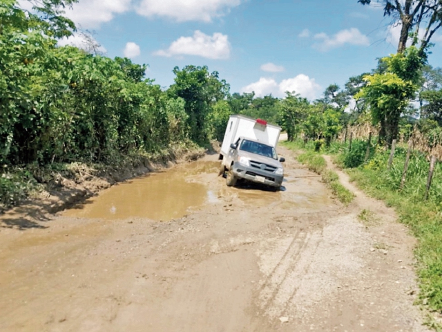 El Piloto de una ambulancia maniobra en la ruta entre Chicamán e Ixcán, debido al mal estado del camino. (Foto Prensa Libre: Óscar Figueroa).