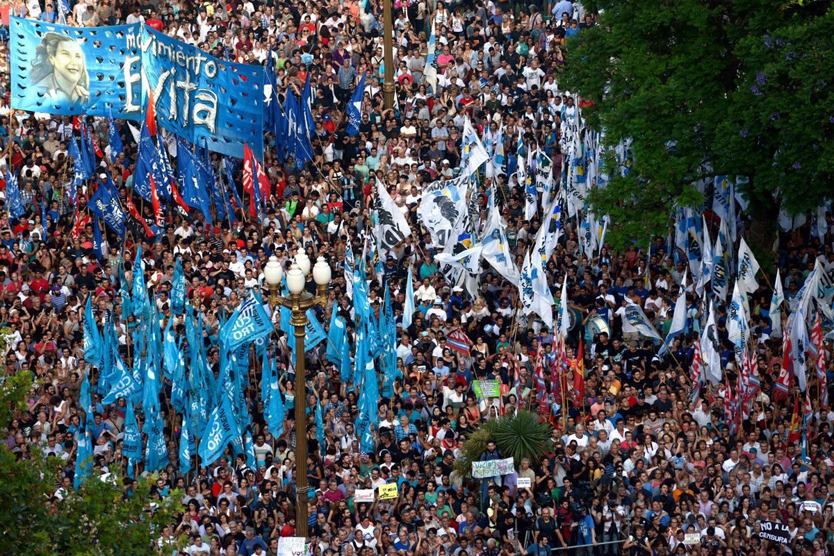 Miles de argentinos se manifiestan contra Mauricio Macri. (Foto Prensa Libre: AFP).