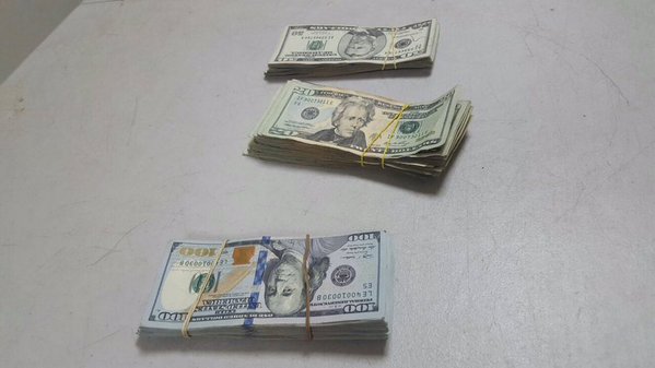 Edgar Adolfo Calderón pretendía sacar hacia Panamá sin declarar US$13 mil 600 en efectivo. (Foto Prensa Libre: Mingob)