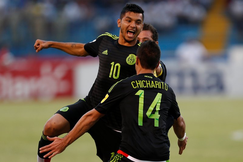 Jesús Corona anota el primer gol para México, que venció a Honduras en San Pedro Sula. (Foto Prensa Libre: AP)