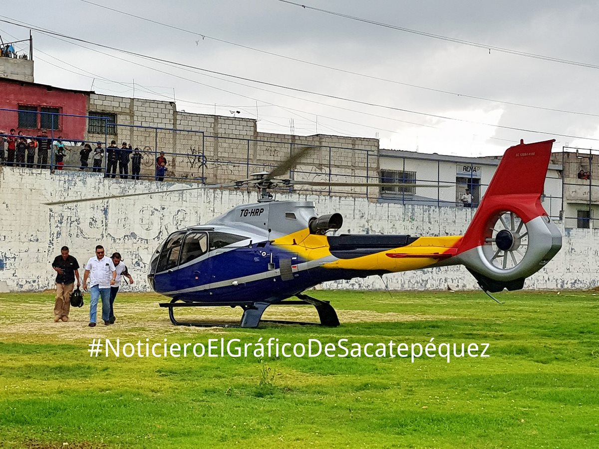 La aeronave fue captada en Santiago Sacatepéquez, el domingo, donde supuestamente viajó el ministro de ambiente, Alfonso Alonzo. (Foto Prensa Libre: El Gráfico de Sacatepéquez)