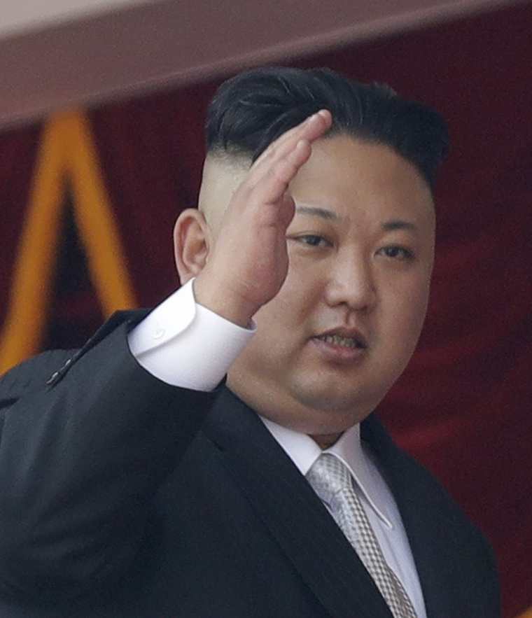 El líder norcoreano, Kim Jong Un, saluda durante un desfile militar en Pionyang, Corea del Norte. (AP).