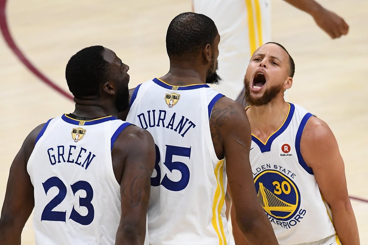 Kevin Durant (centro), festeja con sus compañeros Green y Curry, durante el partido entre Warriors y Cavaliers. (Foto Prensa Libre: AFP)