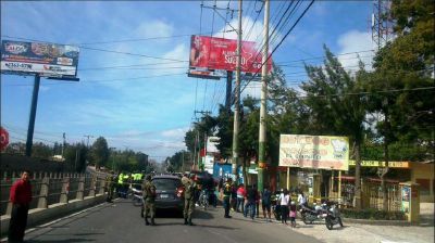 El lugar donde ocurrió el accidente fue acordonado por las fuerzas de segurida. (Foto Prensa Libre: Municipalidad de Fraijanes)