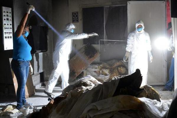 Un equipo de forenses trabaja en el  crematorio  abandonado en Acapulco, México. (Foto Prensa Libre:AFP)