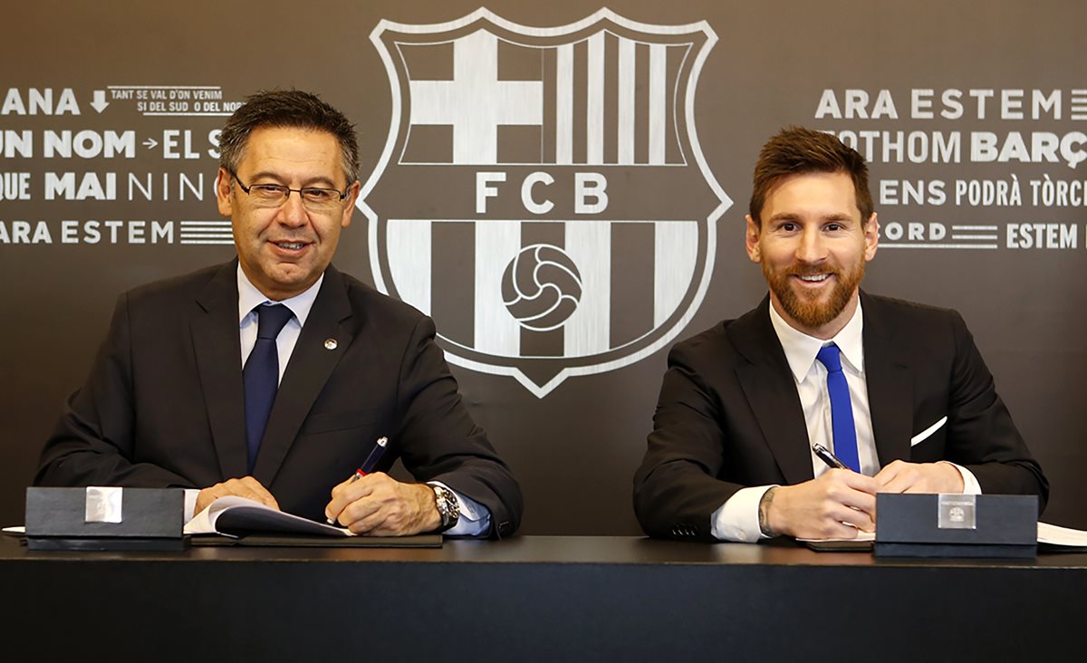 Josep María Bartomeu y  Lionel Messi  llegaron a un acuerdo de la reducción salarial de la plantilla. (Foto Prensa Libre: Hemeroteca PL)
