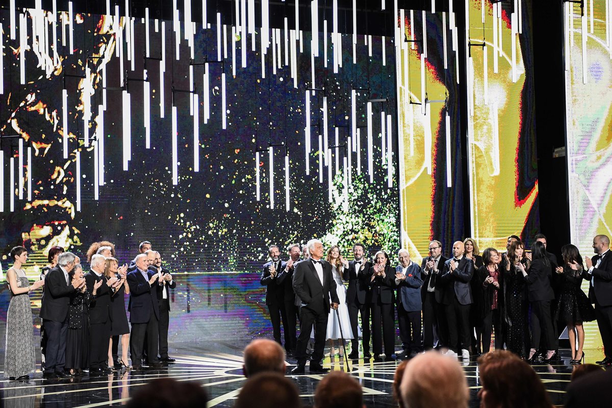 Jean-Paul Belmondo da su discurso en la 42 edición de los premios César. (Foto Prensa Libre: AFP / Bertrand Guay).