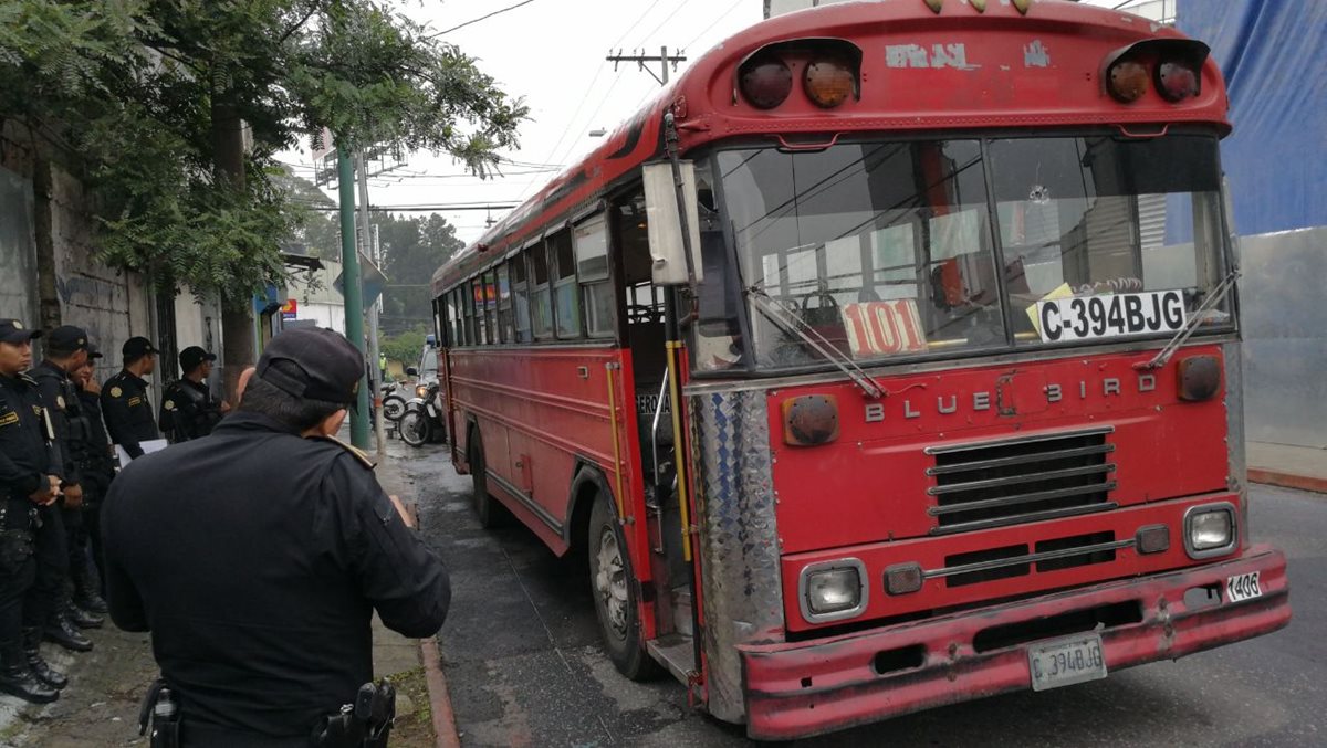 Bus permanece sobre la vía. (Foto Prensa Libre: Erick Ávila)